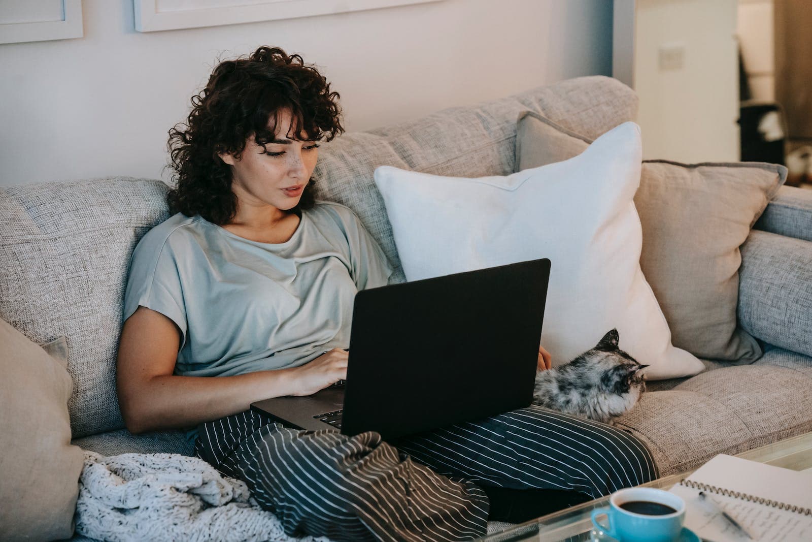 Relaxed female looking for friends online