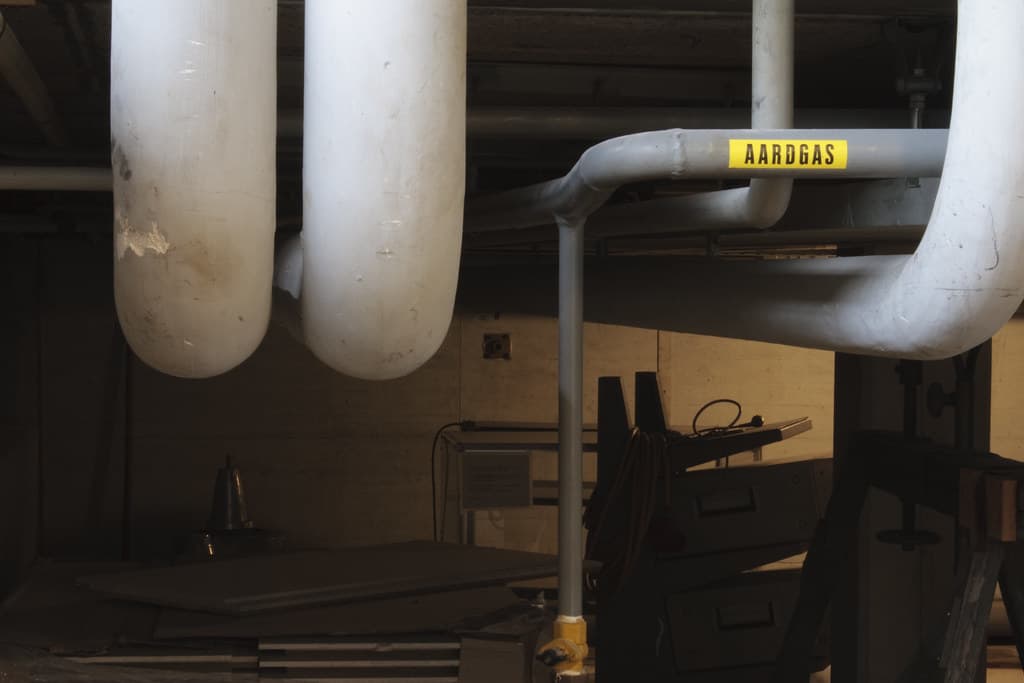 A picture of a natural gas installation with the word aardgas (natural gas in dutch)