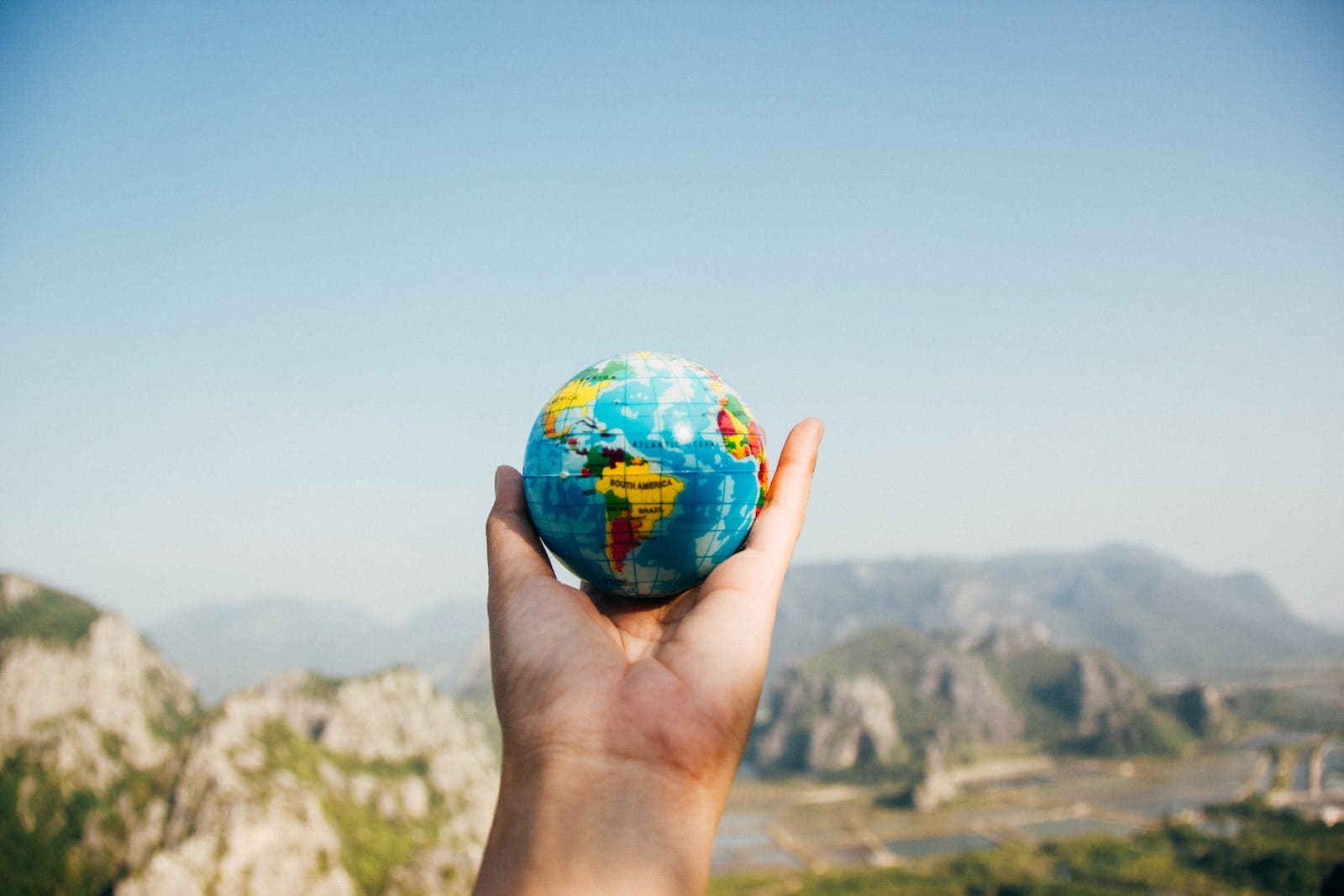 iemand houdt een kleine wereldbol in de hand